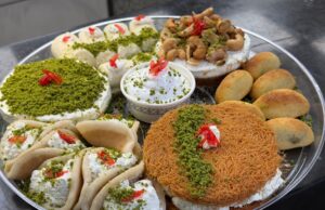 43 Recettes de Desserts et Pâtisseries Maghrébines à Préparer pendant le Ramadan Family enjoying Moroccan desserts during Ramadan
