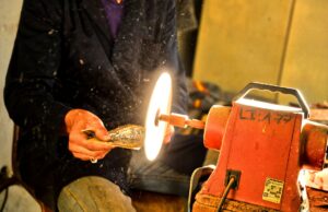 L’artisanat marocain fait son grand retour au Salon Rétromobile 2026 de Paris : la mode revient en force Marocain artisanat revient en force au Salon Rétromobile de Paris 2026 - Tenues traditionnelles et accessoires marocains