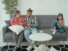 Le psychiatre quimpérois partage ses conseils pour réduire les temps d’écran et améliorer la santé mentale des enfants Quimper psychiatrist helping family manage screen time for child mental health
