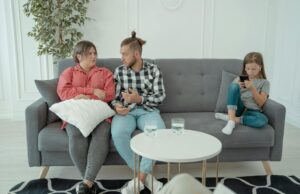 Le psychiatre quimpérois partage ses conseils pour réduire les temps d’écran et améliorer la santé mentale des enfants Quimper psychiatrist helping family manage screen time for child mental health