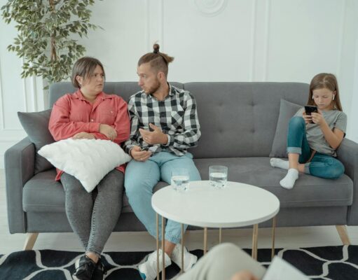 Le psychiatre quimpérois partage ses conseils pour réduire les temps d’écran et améliorer la santé mentale des enfants Quimper psychiatrist helping family manage screen time for child mental health