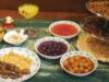 43 Recettes de Desserts et Pâtisseries à Préparer pendant le Ramadan 2026 pour les Lecteurs Maghrébins de la Diaspora traditional maghrebi desserts displayed on a table during ramadan