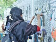 La coopération culturelle maroco-indonésienne : une nouvelle ère d’échanges artistiques Artistes marocains et indonésiens en train de collaborer sur une œuvre d'art