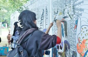 La coopération culturelle maroco-indonésienne : une nouvelle ère d’échanges artistiques Artistes marocains et indonésiens en train de collaborer sur une œuvre d'art