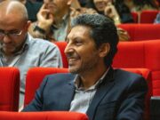 Hicham Lasri au FIRN de Frontignan : l’électron libre du Maroc partage son expérience Hicham Lasri donnant une conférence à FIRN de Frontignan avec un fond bleu et noir représentant les électrons libres