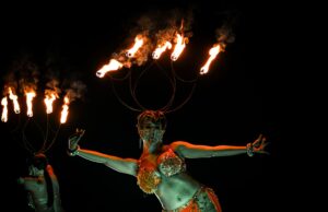 Le Festival des cultures marocaines au Jardin du Luxembourg : un événement culturel majeur Marocains dansant autour d'un feu traditionnel au Festival des cultures marocaines au Jardin du Luxembourg
