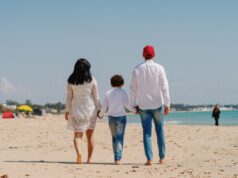 Le thermalisme en Tunisie : un voyage vers le bien-être et la santé Famille à l'extérieur d'un spa thermal en Tunisie