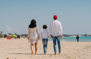 Le thermalisme en Tunisie : un voyage vers le bien-être et la santé Famille à l'extérieur d'un spa thermal en Tunisie
