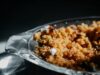 Les 10 spécialités culinaires maghrébines à ne pas manquer famille préparant couscous marocain à la table de cuisine