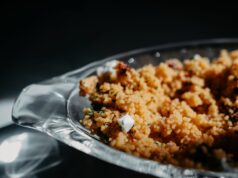Les 10 spécialités culinaires maghrébines à ne pas manquer famille préparant couscous marocain à la table de cuisine