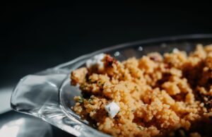 Les 10 spécialités culinaires maghrébines à ne pas manquer famille préparant couscous marocain à la table de cuisine