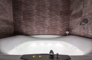De A à Zen : Le spa et institut de beauté récemment géré par une nouvelle personne à Vitré nouvelle directrice du spa de beauté à Vitré en train d'accueillir un client