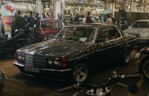 Le savoir-faire marocain au Salon Rétromobile 2026 de Paris : Un éclat de brillance maghrébine dans la scène automobile mondiale Marocain présentant une voiture de collection au Salon Rétromobile 2026 de Paris