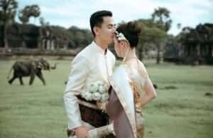 Le mariage traditionnel khmer : un voyage spirituel au cœur de l’Asie du Sud-Est Khmer traditional wedding ceremony with colorful decorations and participants in traditional dress