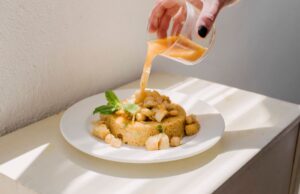 Réveillez vos goûts pendant le Ramadan : 3 idées de recettes à essayer maintenant Famille au dîner autour d'une assiette de couscous traditionnel pendant le Ramadan