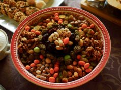Célébrer la victoire de la Coupe du Monde du Maroc en mettant l’accent sur nos plats traditionnels Fête en famille autour d'une table couverte de plats traditionnels marocains pour la victoire de la Coupe du Monde