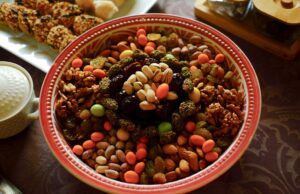Célébrer la victoire de la Coupe du Monde du Maroc en mettant l’accent sur nos plats traditionnels Fête en famille autour d'une table couverte de plats traditionnels marocains pour la victoire de la Coupe du Monde