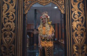 Assister à un mariage traditionnel au musée ecomusée : Retrouver nos racines maghrébines Couple marié au musée ecomusée, décoration traditionnelle maghrébine