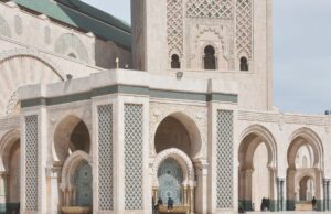 L’utilisation du mot ‘maghrébin’ comme couvercle posé sur ‘algérien’: une pratique à éviter Algerian woman standing next to Moroccan man, comparing cultural identities