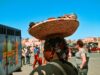 Le Maroc prend la première place du tourisme africain selon l’OCDE : une victoire pour notre pays! Vieille femme marocaine avec des vêtements traditionnels dans une souk à Marrakech