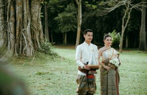 Mariage khmer : un rituel de l’est sur la côte atlantique Cérémonie de mariage cambodgien sur la côte atlantique avec couple en tenue traditionnelle