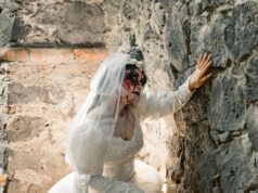 Un mariage presque traditionnel au Hellfest : un événement unique pour les mariés et les fans du heavy metal A near-traditional wedding at Hellfest with heavy metal fans and musicians in attendance