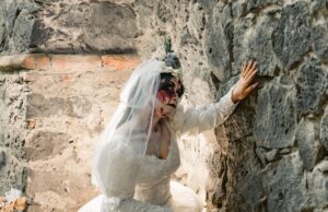 Un mariage presque traditionnel au Hellfest : un événement unique pour les mariés et les fans du heavy metal A near-traditional wedding at Hellfest with heavy metal fans and musicians in attendance