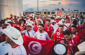 Le Festival national de la chanson chaâbi : une anthologie au service de la mémoire Crowd enjoying 20th anniversary of the National Festival of Chaabi Music in Tunisia