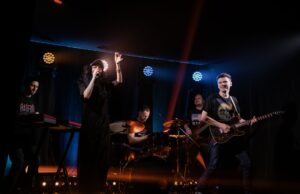 Ima-Yemma : Orchestre mariant le Chaâbi, la Soul américaine et le Klezmer – Un voyage musical exceptionnel Ima-Yemma band performing on stage with musicians playing instruments from Chaabi, Soul, and Klezmer genres