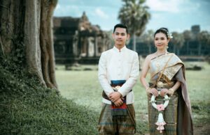 Le mariage traditionnel khmer : découvrez la cérémonie et les coutumes Khmer traditional wedding ceremony with bride and groom in traditional Khmer attire