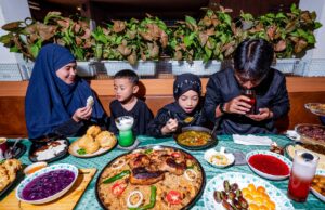 8 soupes maghrébines incontournables pendant le Ramadan : nos suggestions une table de famille servie de soupes maghrébines pendant le Ramadan