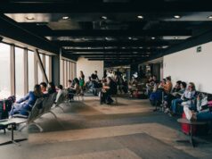 EES : Jusqu’à 5 heures d’attente dans ces aéroports européens desservis par Air Algérie Passengers waiting at Paris-Charles de Gaulle airport with Air Algérie flight