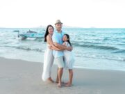 Algérie enregistre une hausse record des touristes grâce au visa à l’arrivée Algerian family at tourist site with new arrival visa