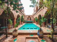 Paris : Guide pratique pour découvrir Rabat et Tétouan, les nouvelles destinations luxe du Maroc Parisian couple exploring luxury Rabat and Tétouan, Morocco