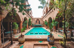 Paris : Guide pratique pour découvrir Rabat et Tétouan, les nouvelles destinations luxe du Maroc Parisian couple exploring luxury Rabat and Tétouan, Morocco