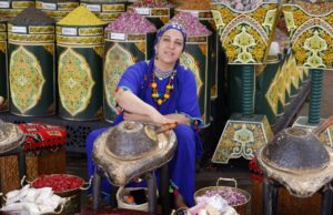 Safran marocain : une ressource précieuse qui génère plus de 139 millions de dirhams Famille de fermiers safraniers marocains avec leurs safrans