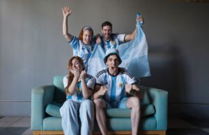 Coup de cœur pour les supporters maghrébins : Temps précis, chaîne et compos pour la Coupe du monde 2026 Canada/Maroc Supporters maghrebins regardant la Coupe du monde 2026 au Canada avec le logo de la compétition en arrière-plan