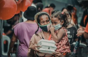 Célébrer l’Aïd el-Kebir : Des dispositions sanitaires et réglementaires adaptées pour assurer la sécurité pendant les fêtes Famille célébrant Aïd el-Kebir en suivant les mesures sanitaires et réglementaires