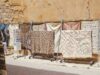 L’artisanat berbère : découvrez l’Odyssée Berbère à Paris Exposition d'artisanat berbère à Paris - Traditionnel pot de terre et tapis brodés au centre