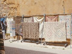 L’artisanat berbère : découvrez l’Odyssée Berbère à Paris Exposition d'artisanat berbère à Paris - Traditionnel pot de terre et tapis brodés au centre