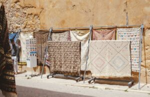 L’artisanat berbère : découvrez l’Odyssée Berbère à Paris Exposition d'artisanat berbère à Paris - Traditionnel pot de terre et tapis brodés au centre