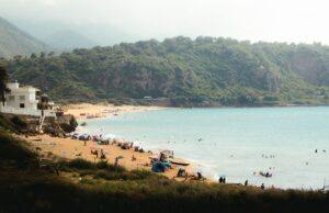 Les plus belles destinations de vacances en Algérie pour l’été : découvrez les sécrétions du pays natal Family enjoying a beautiful beach in Algeria