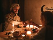 Récréations maghrébines pour Ramadan : la chorba frik traditionnelle Famille algérienne buvant chorba frik authentique à Ramadan