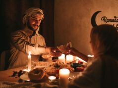 Récréations maghrébines pour Ramadan : la chorba frik traditionnelle Famille algérienne buvant chorba frik authentique à Ramadan