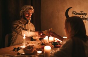 Récréations maghrébines pour Ramadan : la chorba frik traditionnelle Famille algérienne buvant chorba frik authentique à Ramadan