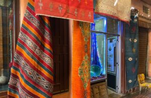 Odyssée Berbère : le traditionnel transformé en boutique au cœur de la ville Odyssée Berbère boutique showcasing traditional Berber artisanal products in a city center location
