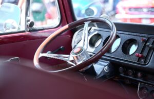 Le savoir-faire marocain en évidence au Salon Rétromobile 2026 à Paris Exposition de savoir-faire marocain à Salon Rétromobile 2026 avec artisans travaillant sur leurs créations de cuir et métal