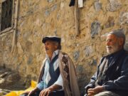 Vieux réflexe : différenciation entre le mot ‘algérien’ et ‘maghrébin Homme et femme algériens discutant de la différence entre les mots 'Algérien' et 'Maghrébin'.