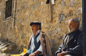 Vieux réflexe : différenciation entre le mot ‘algérien’ et ‘maghrébin Homme et femme algériens discutant de la différence entre les mots 'Algérien' et 'Maghrébin'.
