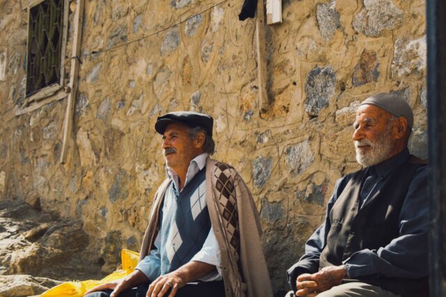 Discussion maghreb historique Homme et femme algériens discutant de la différence entre les mots 'Algérien' et 'Maghrébin'.